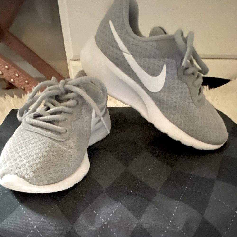 Nike Tanjun Running Shoes (size 2T, little boys)
